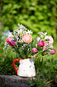 Frühlingsstrauß mit Ranunkeln, Tulpen und Schleierkraut