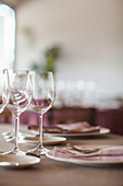 Gedeckter Tisch mit Tellern, Besteck und Weingläsern