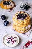 Shortcrust pastry cakes with blueberries, black grapes and butter cream