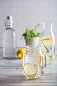 Detox-Wasser aromatisiert mit Zitrone, Gurke und Minze