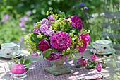 Small bouquet of roses and lady's mantle