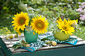 Gelb-weiße Sträuße aus Sonnenblumen und  Wiesenkümmel
