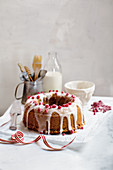 A gingerbread wreath with lingon berry glaze