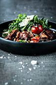 Steak with pesto, tomatoes and rocket (low carb)