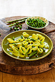 Grüne Pasta mit Erbsensauce und grünem Spargel