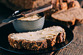 Rustikales Brot mit Butter