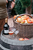 Apfelstilleben mit Weinflasche und Weingläsern