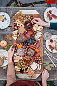 Südtiroler Käse-Schinken-Platte mit verschiedenen Konfitüren und Obst