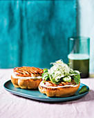 Belegte Brötchen mit geräuchertem Schweinesteak und eingelegtem Fenchel