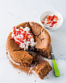 Glutenfreier Brownie-Kuchen mit Erdbeercreme