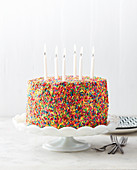 Funfetti-Kuchen: Geburtstagstorte mit bunten Zuckerstreuseln und Kerzen