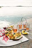 Mini-Omelettes mit Spinat und Taleggio und Drinks zum Picknick am See