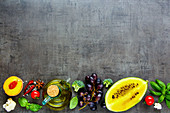 Früchte, Gemüse, Gewürze und Olivenöl von oben