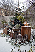 Weihnachtliche Terrasse mit Tannenbaum und Sternen aus Holz