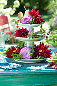 Dahlien - Blüten und Birne in selbstgebauter Etagere aus Tellern und Gläsern