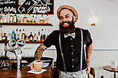 Mann mit Bart an der Theke (Grande Café & Bar, Zürich, Schweiz)