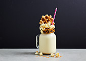 Freak Shake - Salzkaramell Milchshake mit Popcorn und Waffel