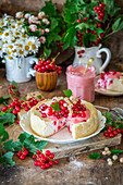 Cheesecake with red and white currants