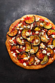 Flohsamenschalen-Pizza mit Auberginen, Harissa und Feta (Low Carb)