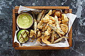 Frittiertes Seafood und Guacamoledip in Holzkistchen