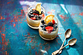 Cheesecake with lemon curd and berries