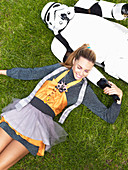 Junge Frau im Kleidchen liegt mit einem Stormtropper im Gras
