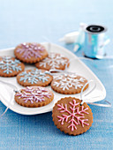 Lebkuchenplätzchen mit Schneeflockenmuster