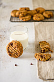 Chocolatechip Cookies mit Datteln und Erdnussbutter