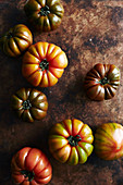 Frisch geerntete Heirloom Tomaten (Aufsicht)