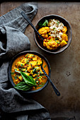 Veganes Gemüsecurry mit Blumenkohl, Kartoffeln und Kichererbsen (Indien)