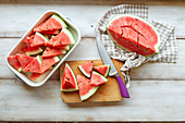 Wassermelone in Stücke geschnitten (Aufsicht)