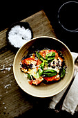 Schwarzer Reis überbacken mit Tomaten, Mozzarella und Basilikum (Aufsicht)