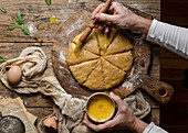 Kürbis-Scones zubereiten: Teigstücke mit Eigelb einpinseln