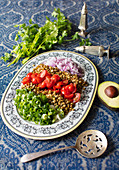 Linsensalat mit Tomaten und Zwiebeln auf Servierplatte