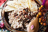 Porridge mit Amarant, Haferflocken, Äpfeln, Nüssen, Chia und Leinsamen