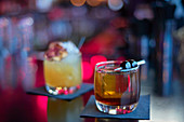Zwei Cocktails an der Bar