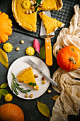 Selbstgemachter Pumpkin Pie herbstlich dekoriert, angeschnitten (Aufsicht)