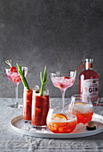 Aperol Spritz, Bloody Mary mit Meerrettich, Pink Gin & Tonics mit Erdbeeren