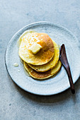 Amerikanische Ricotta-Pancakes mit Honigbutter