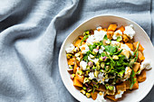 Amerikanischer Süßkartoffelsalat mit Rucola und Ziegenweichkäse