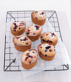 Friands mit Beeren und Puderzucker