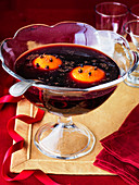 Selbstgemachter Weihnachtspunsch mit Cognac, Gewürzen und Rotwein