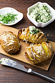 Fächerkartoffeln mit Parmesan und Kräuterbutter
