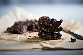 Veganes Schokoladenkonfekt mit Haferpops, aufgeschnitten und gestapelt