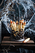 Mürbeteiggebäck zu Halloween (Finger, mit Mandeln und Konfitüre)
