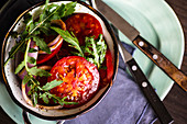 Biogemüse-Salat mit Tomate, roter Zwiebel, Rucola und Leinsamen