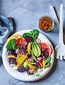 Salat mit Zritrusfrüchten und gerösteter Roter Bete