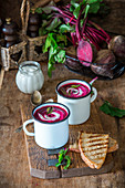 Kalte Rote-Bete-Suppe mit Sauerrahm
