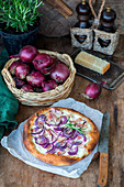 Yeast pie with sour cream, red onions and bacon
