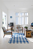 Ländliches Wohnzimmer in Blau und Weiß